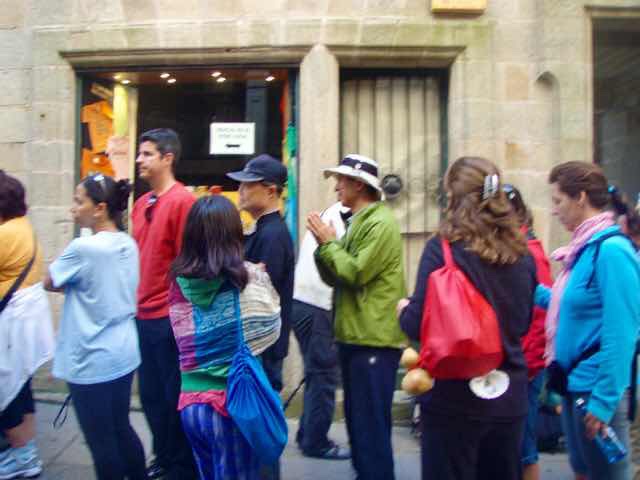 606サンティアゴ Santiago Camino 巡礼事務所 並ぶ人