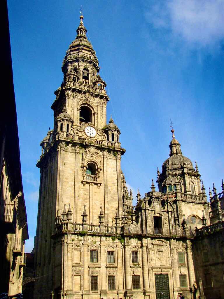606サンティアゴ Santiago Camino 大聖堂時計台 縦右壁 青空
