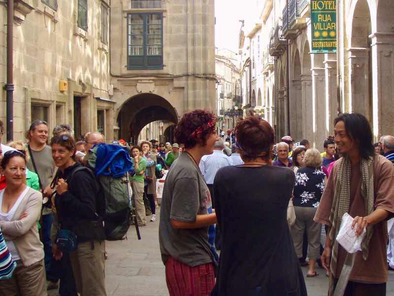 606サンティアゴ Santiago Camino 巡礼事務所 並ぶ人p