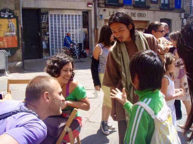 606サンティアゴ Santiago Camino 街並み屋台1p