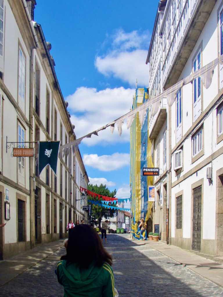 606サンティアゴ Santiago Camino 街並み青空1後ろ