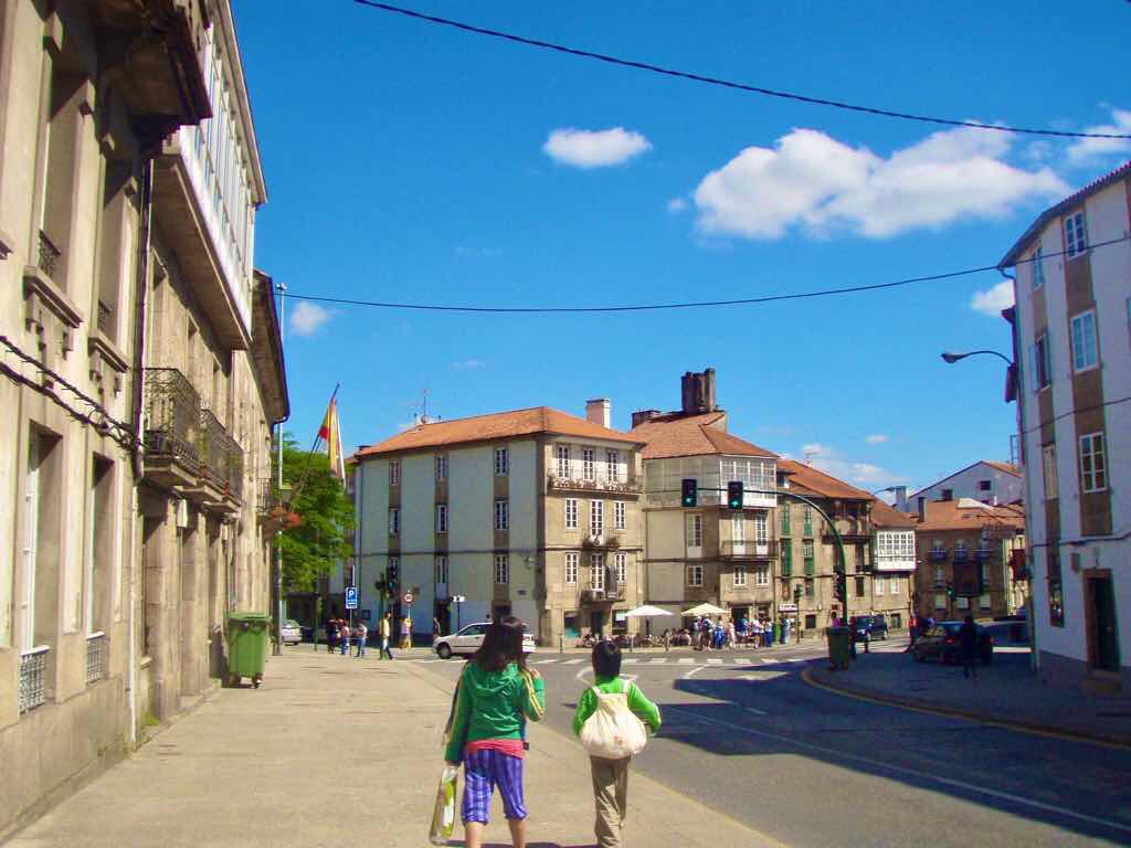 606サンティアゴ Santiago Camino 街並み大きい青空12