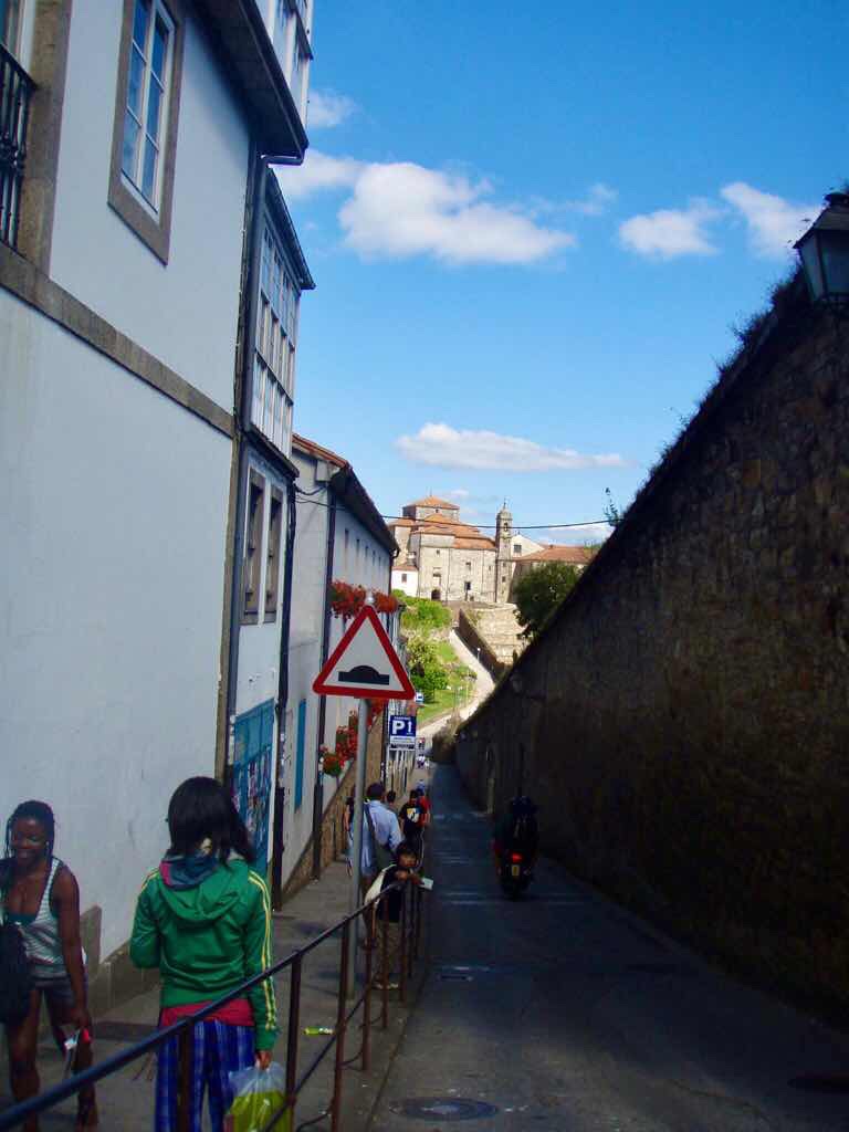 606サンティアゴ Santiago Camino 街並み坂1降る