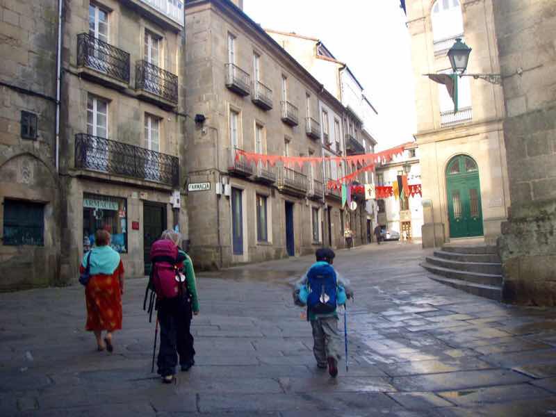 607サンティアゴ巡礼　サンティアゴ街並み　赤い旗カミーノ