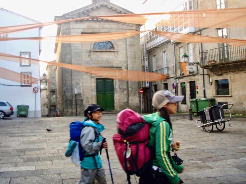 607サンティアゴ巡礼　サンティアゴ街並み　赤いテープカミーノ