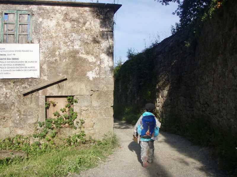 607サンティアゴ巡礼　サンティアゴ田舎道2 右建物　カミーノ