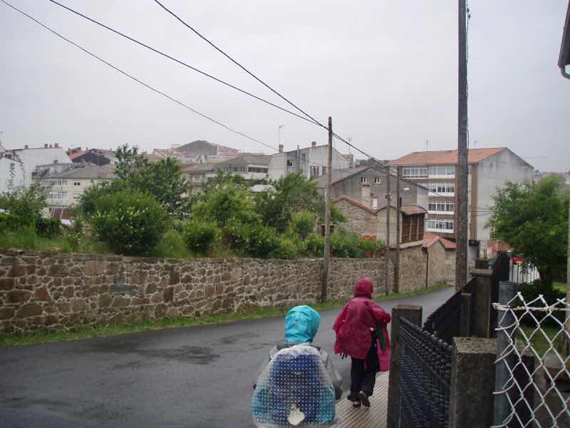 607サンティアゴ巡礼　ネグレイラ　雨民家石垣12　カミーノ