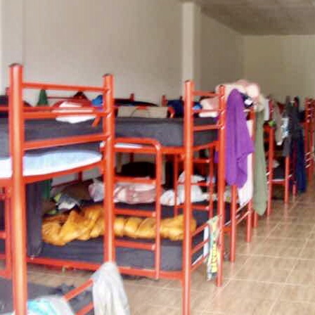 608スペイン巡礼アルベルゲ　ベッド　赤パイプ