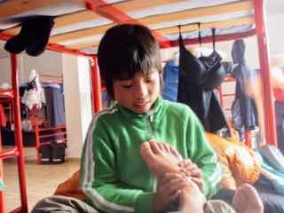 607サンティアゴ巡礼　宿　泊まる　足マッサージ　ベッド　ネグレイラアルベルゲ