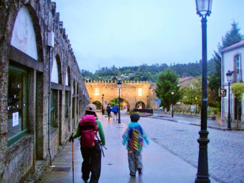 608サンティアゴ巡礼　道雨　アスファルト町出発12 カミーノ　アス・マロナス