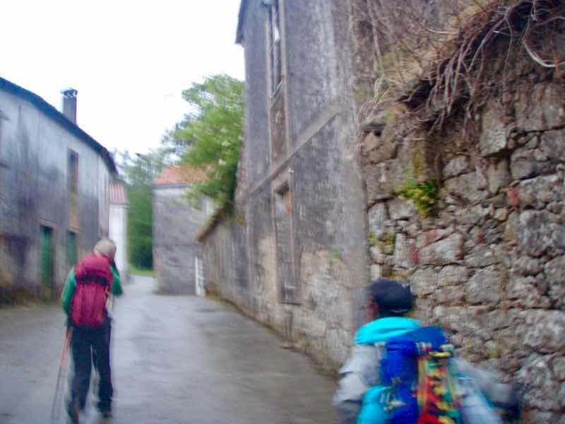 608サンティアゴ巡礼　道雨　アスファルト石造り12 カミーノ　アス・マロナス