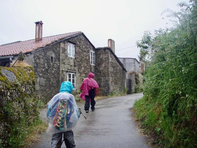 608サンティアゴ巡礼　道雨　左石造り12 カミーノ　アス・マロナス
