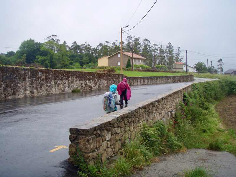 608サンティアゴ巡礼　道雨　塀石造り12 カミーノ　アス・マロナス
