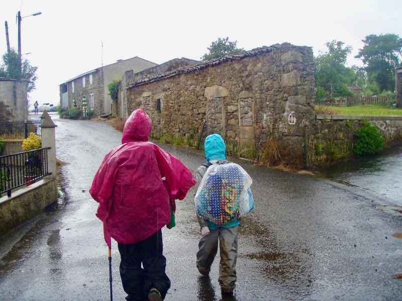 608サンティアゴ巡礼　道雨　石造り12 カミーノ　アス・マロナス