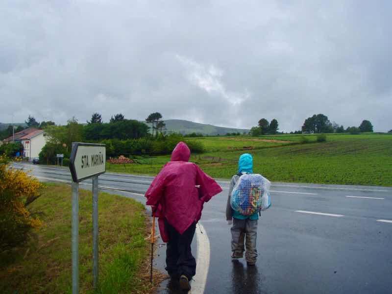 608サンティアゴ巡礼　道雨　看板12 カミーノ　アス・マロナス