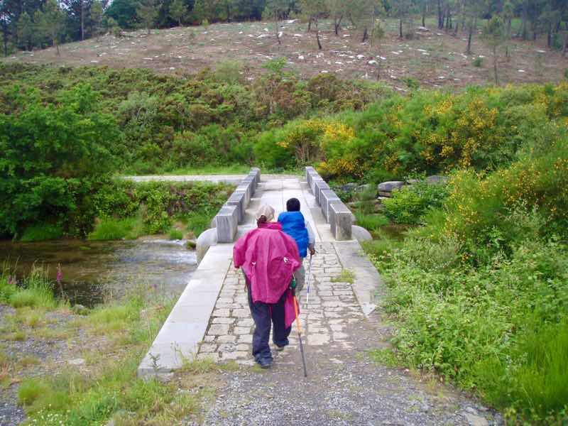 609 サンティアゴ巡礼　田舎道1 2石橋　カミーノ　セー