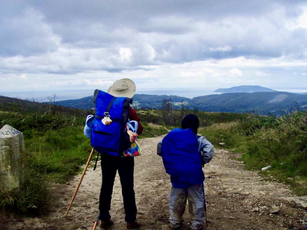 609 サンティアゴ巡礼　坂下海がみえた景色 23カミーノ　セー
