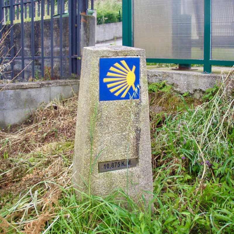 610スペイン巡礼 道標 田舎道  カミーノ フィステラ