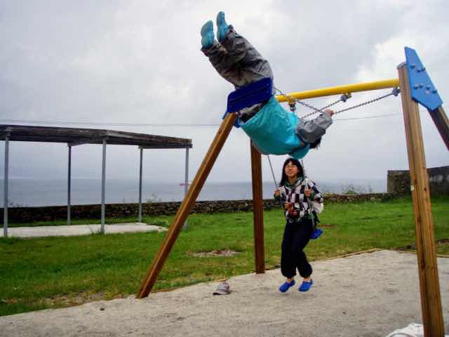 611 サンティアゴ巡礼　フィステラ　公園ブランコ1 2逆さカミーノ