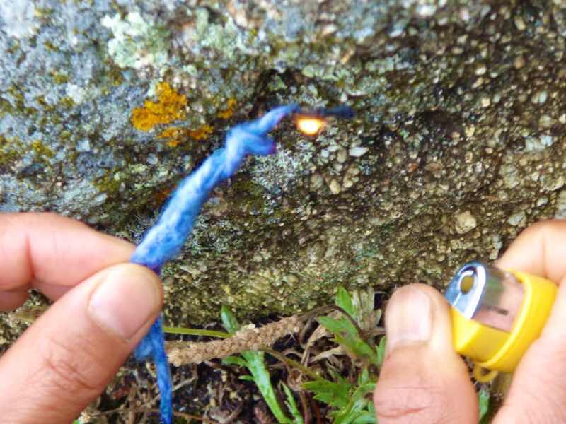 611 サンティアゴ巡礼　フィステラ　海岩場　燃やす　毛糸　炎カミーノ