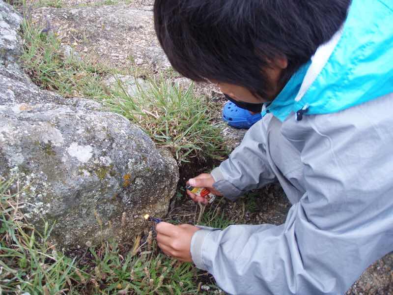 611 サンティアゴ巡礼　フィステラ　海2岩場　燃やす2 カミーノ