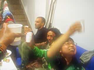 611 サンティアゴ巡礼　フィステラ　宿ハウス乾杯1 2カミーノ