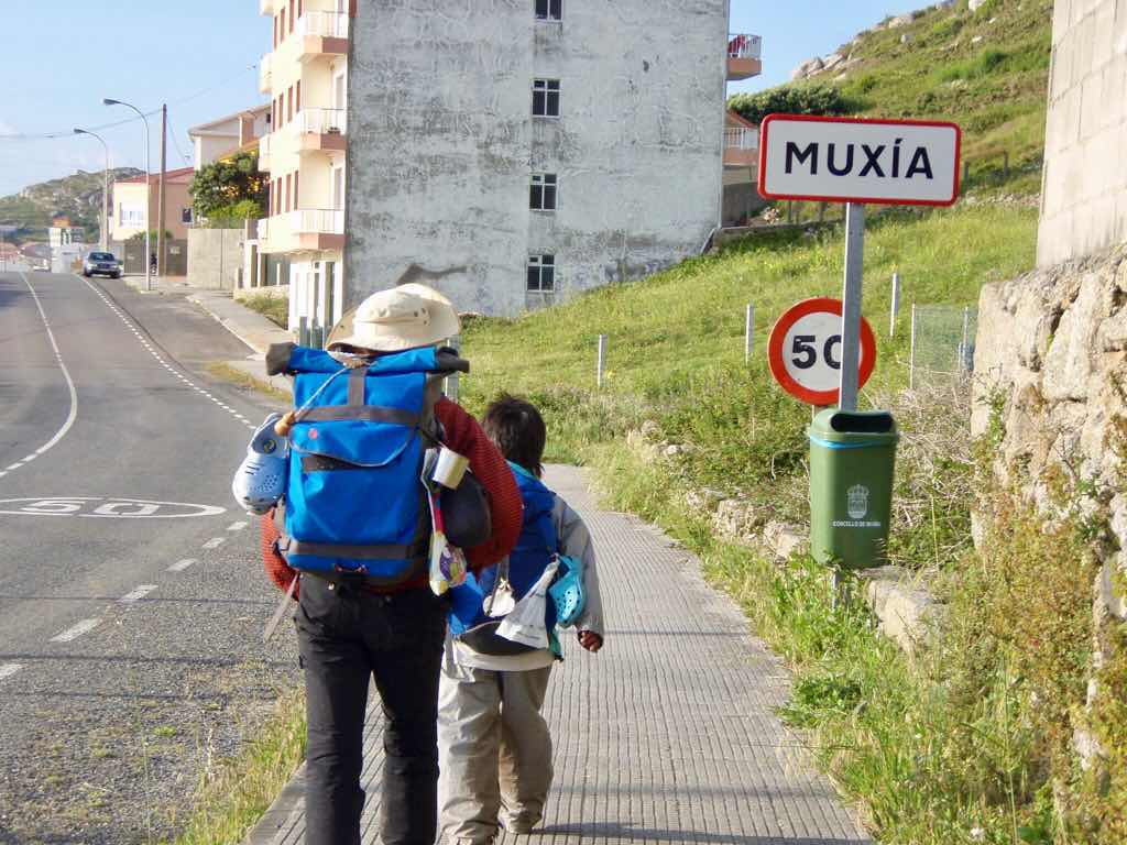 613ムシア　サンティアゴ巡礼　最終地Muxia23 後ろ姿　標識
