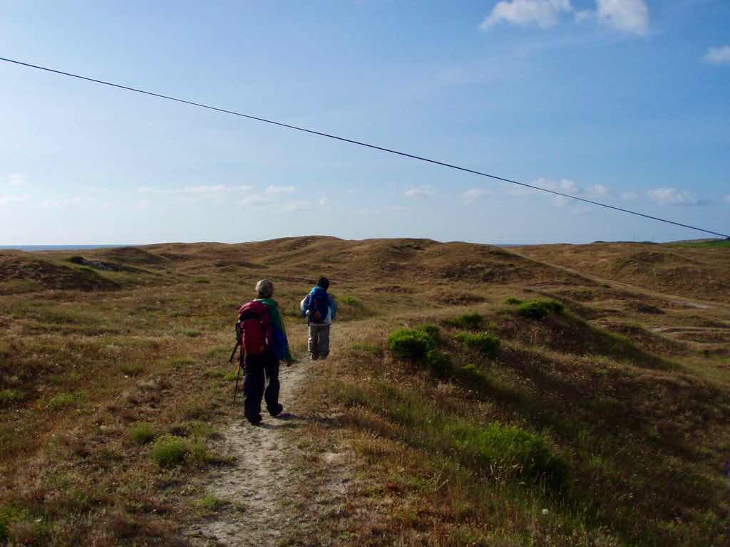 613ムシア　サンティアゴ巡礼　最終地Muxia12 後ろ姿草地の山
