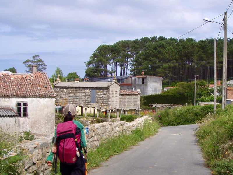 613ムシア　サンティアゴ巡礼　最終地Muxia フィステラ道路　石垣1後ろ姿