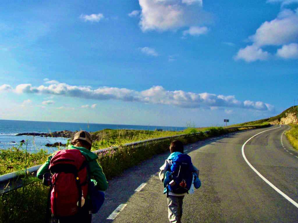 613ムシア　サンティアゴ巡礼　最終地Muxia12 青空ガードレール