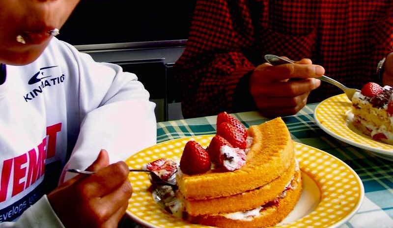 614サンティアゴ巡礼 最終地Muxia ケーキ食べる2