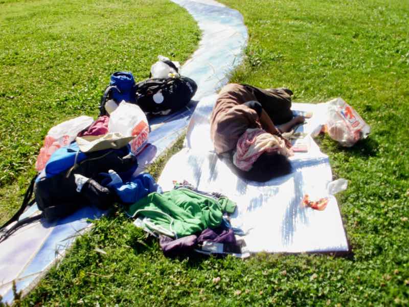 616 バルセロナ北バスステーション公園 昼寝