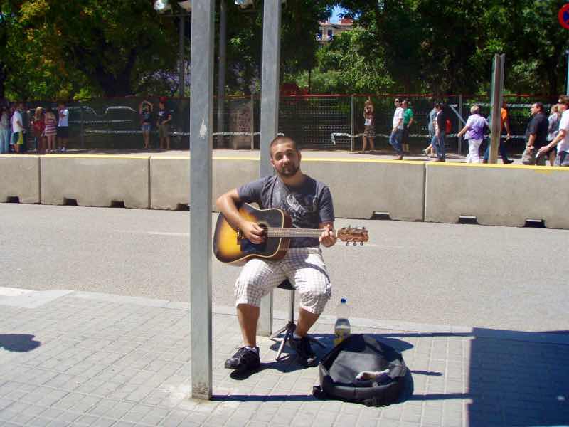 616サグラダファミリア　ギターマン