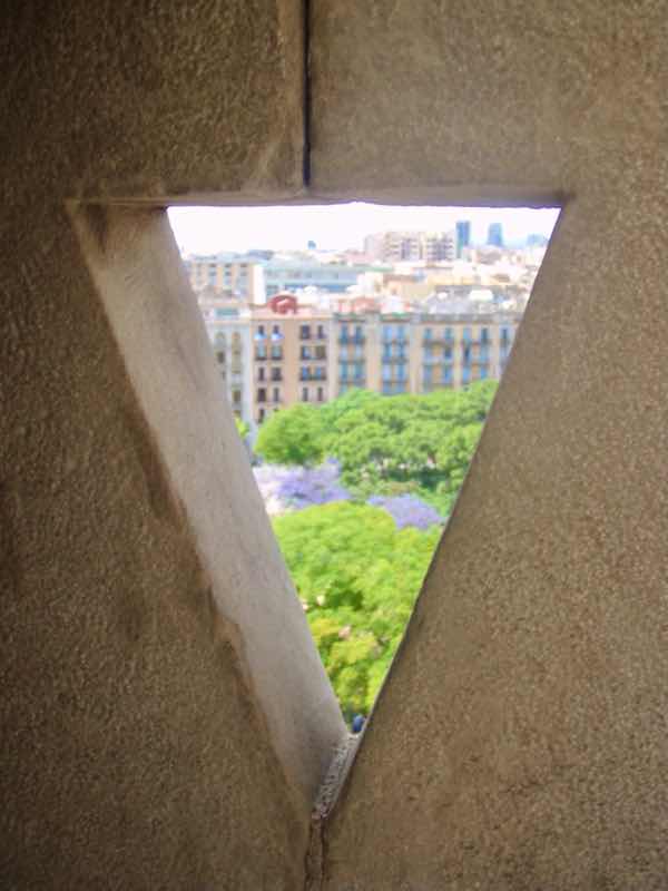 616サグラダファミリア　出窓　三角