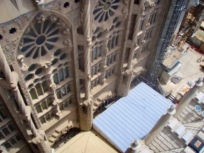 616サグラダファミリア　受難ファザード見下ろす丸い窓