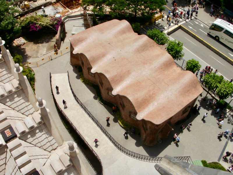 616サグラダファミリア　波屋根見下ろす