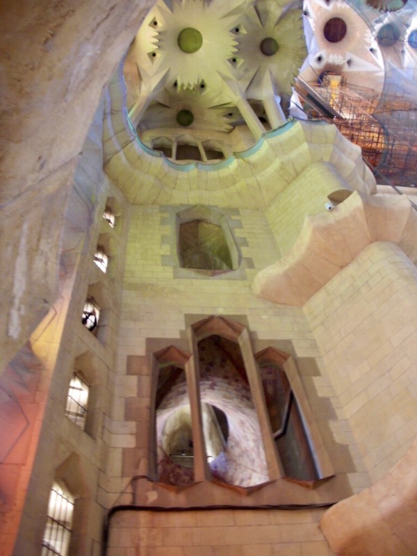 616サグラダファミリア　天井ギザギザ　柱見上げる窓