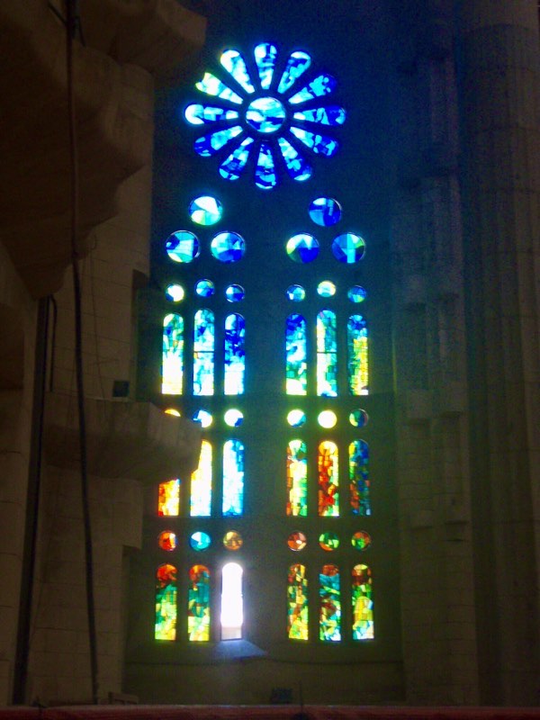 616サグラダファミリア　縦ステンドグラス七色