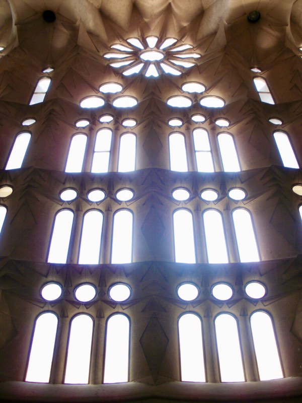 616サグラダファミリア　縦天井　丸窓