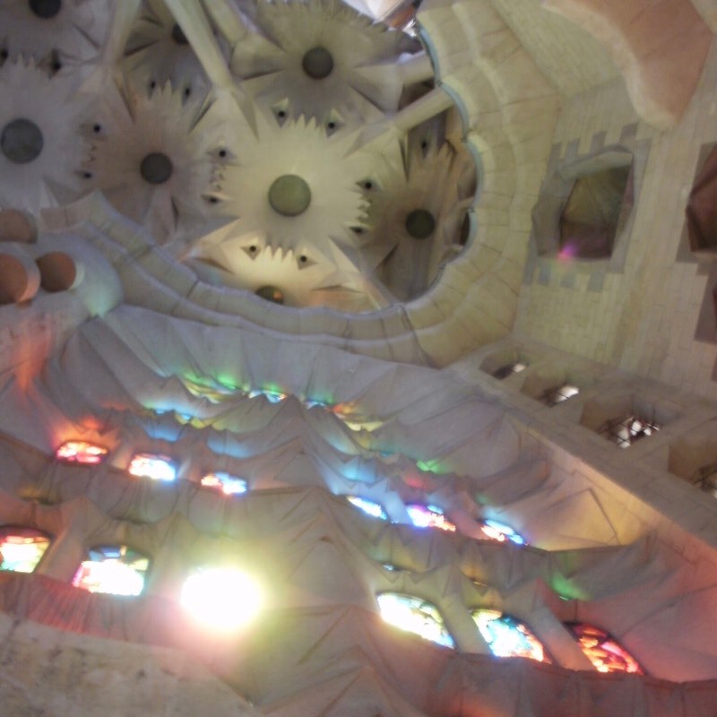 616サグラダファミリア　縦ステンドグラス天井