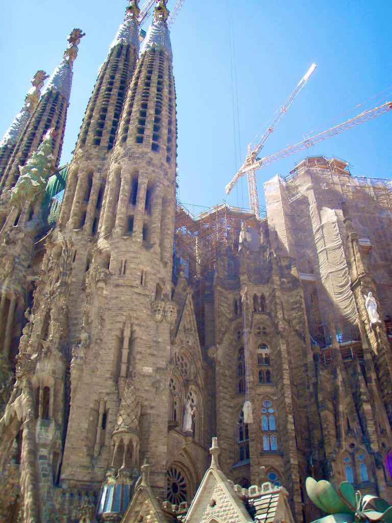 616サグラダファミリア　4塔青空　横斜め