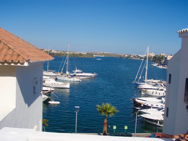 520メノルカ島　街歩き港白い船