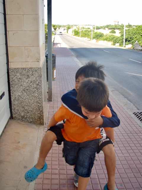 520メノルカ島　街歩き　おんぶ2r