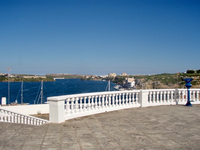 520メノルカ島　街歩き港白い柵