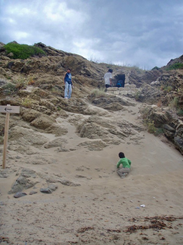 618メノルカ島Menorca 砂浜散歩2転ぶ
