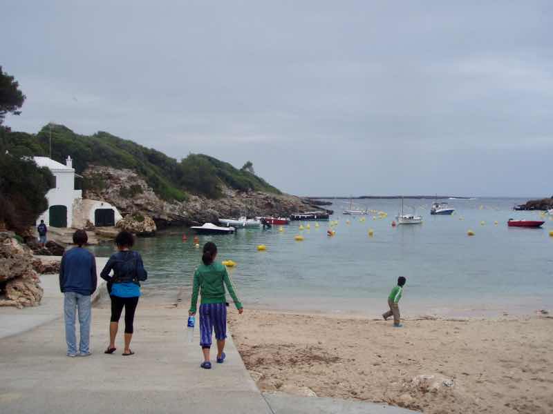 618メノルカ島Menorca 山ビーチ後ろ姿