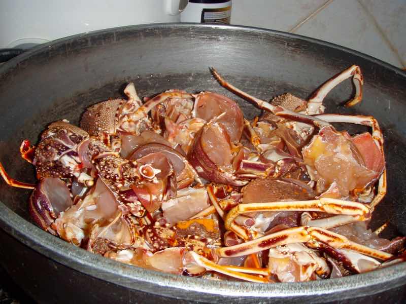 618メノルカ島Menorca 伊勢エビスープ平鍋殻と身