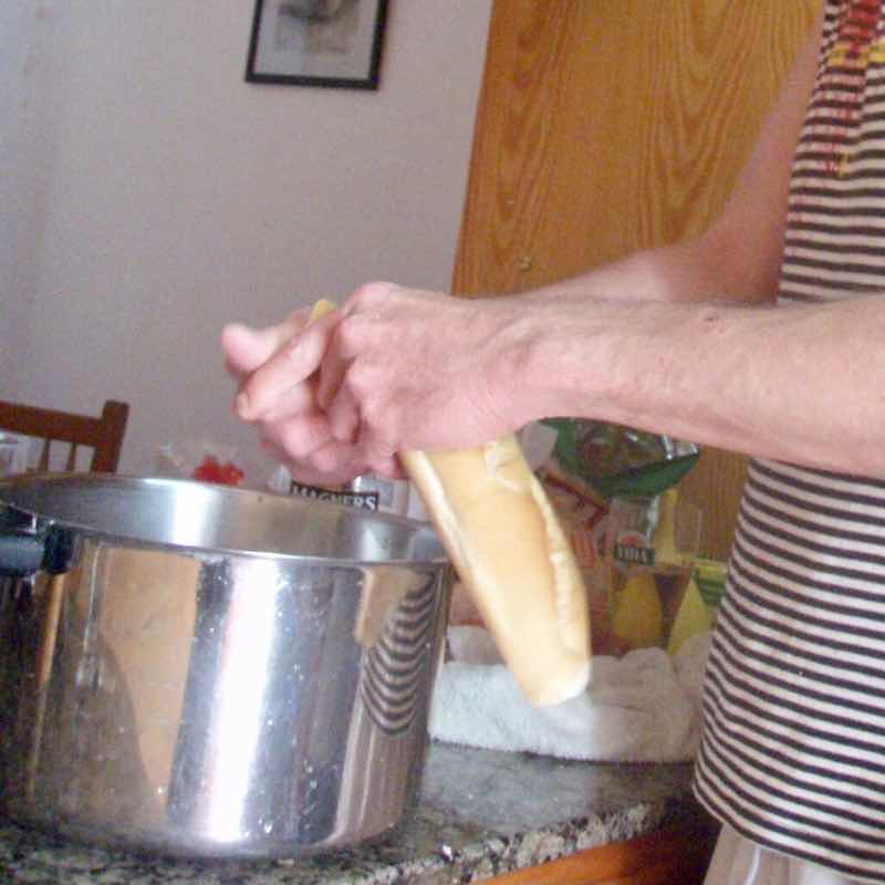 618メノルカ島Menorca 伊勢エビスープパン鍋にちぎる