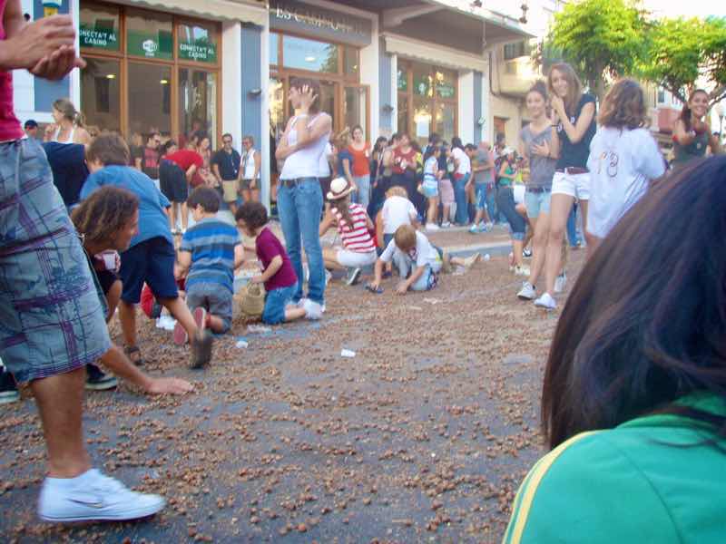 623メノルカ島 サン•フアン 馬祭り Menorca シウタデラ　ヘーゼルナッツ投げ一面