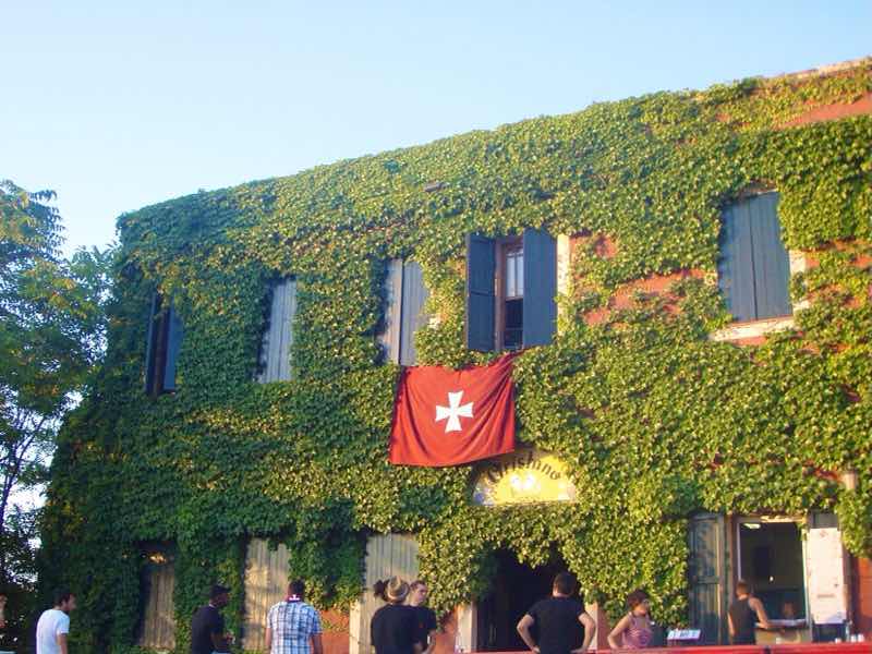 623メノルカ島 サン•フアン 馬祭り Menorca シウタデラ　緑建物